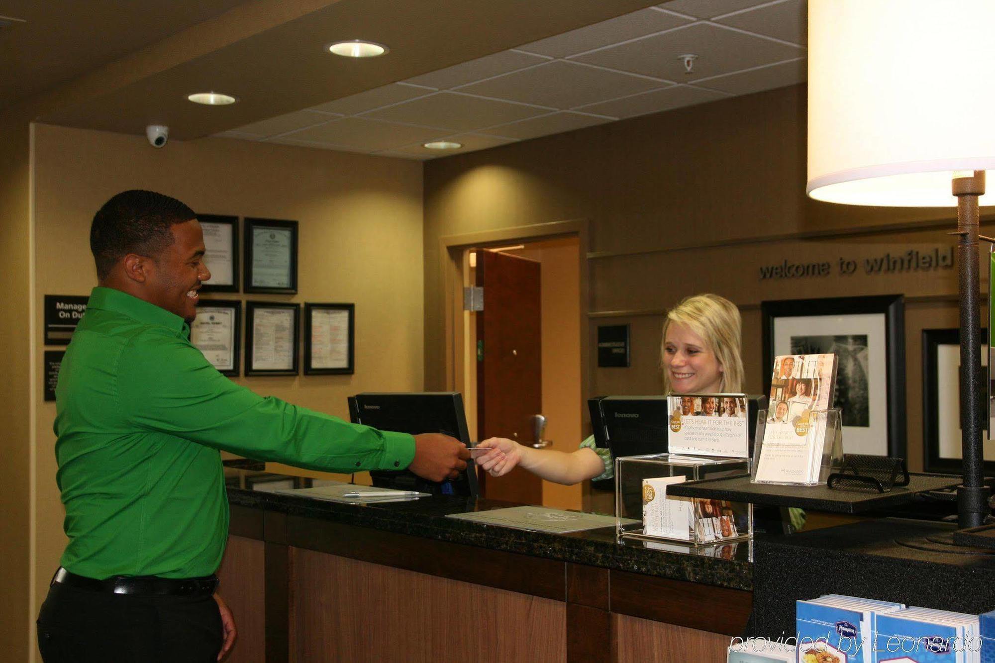 Hampton Inn Winfield Tucker Beltér fotó